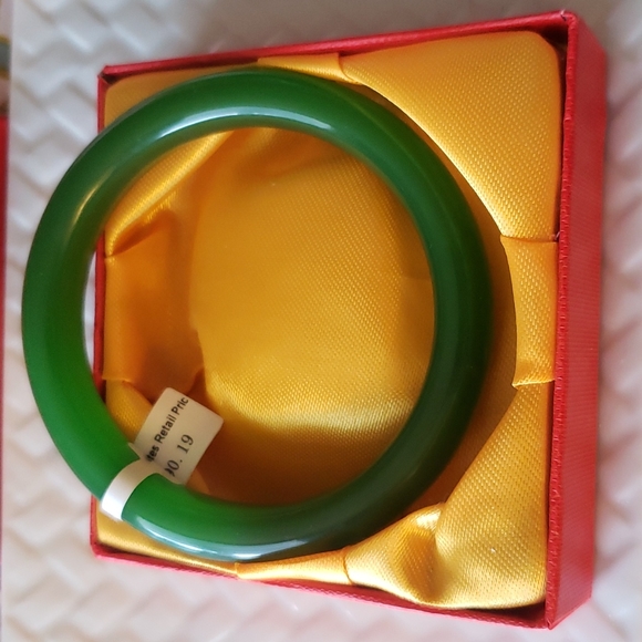 Solid Green Jade Bangle - Picture 2 of 8
